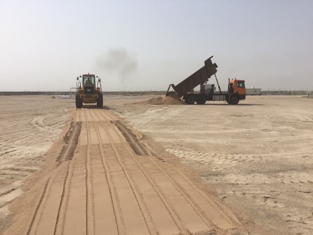 الحفارات وقلابات النقل